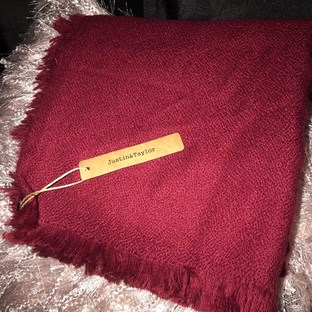 Justin and Taylor scarf/NWOT!!!!